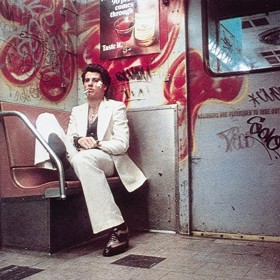 Jedním z největších fanoušků filmu byl kritik Gene Siskel. Horečku zhlédl sedmnáctkrát za sebou, a když se dražil Travoltův bílý oblek, koupil jej za 2 000 dolarů.