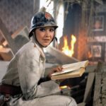 Návštěvníci je seriál z daleké budoucnosti. Sleduje výpravu, která má za úkol zachránit samotnou Zemi. Dáda Patrasová však měla co dělat, aby zachránila sama sebe. Když točila scénu s delfíny, něčím se jim zprotivila. Začali tak do ní vehementně strkat čumáky. Vystrašenou herečku musel vysvobodit až odvážný ošetřovatel.