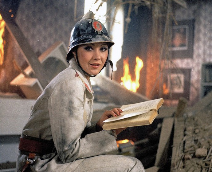 Návštěvníci je seriál z daleké budoucnosti. Sleduje výpravu, která má za úkol zachránit samotnou Zemi. Dáda Patrasová však měla co dělat, aby zachránila sama sebe. Když točila scénu s delfíny, něčím se jim zprotivila. Začali tak do ní vehementně strkat čumáky. Vystrašenou herečku musel vysvobodit až odvážný ošetřovatel.
