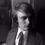 Herecký debut si v krimi Vím, že jsi vrah střihl i televizní režisér Jiří Adamec. Hraje šíleného zabijáka, který si vybíjel mindráky z dětství na ženách.