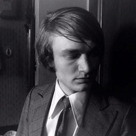 Herecký debut si v krimi Vím, že jsi vrah střihl i televizní režisér Jiří Adamec. Hraje šíleného zabijáka, který si vybíjel mindráky z dětství na ženách.