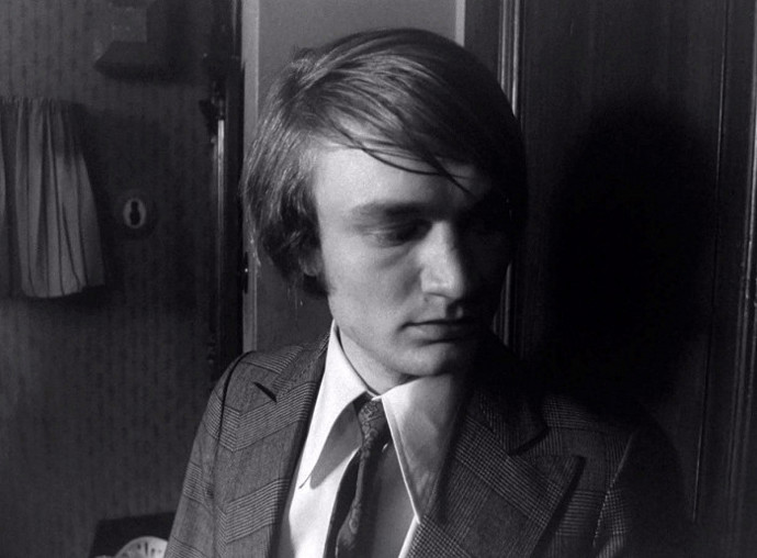 Herecký debut si v krimi Vím, že jsi vrah střihl i televizní režisér Jiří Adamec. Hraje šíleného zabijáka, který si vybíjel mindráky z dětství na ženách.