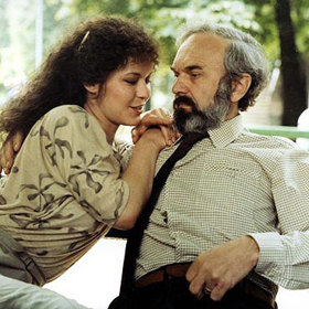 Jako jed vypráví o muži, který zrovna prochází krizí středního věku. Když se seznámí s půvabnou Julií, převrátí se mu život vzhůru nohama. Zamilovaného inženýra měl hrát původně Jiří Menzel, cenzura to však nepovolila.