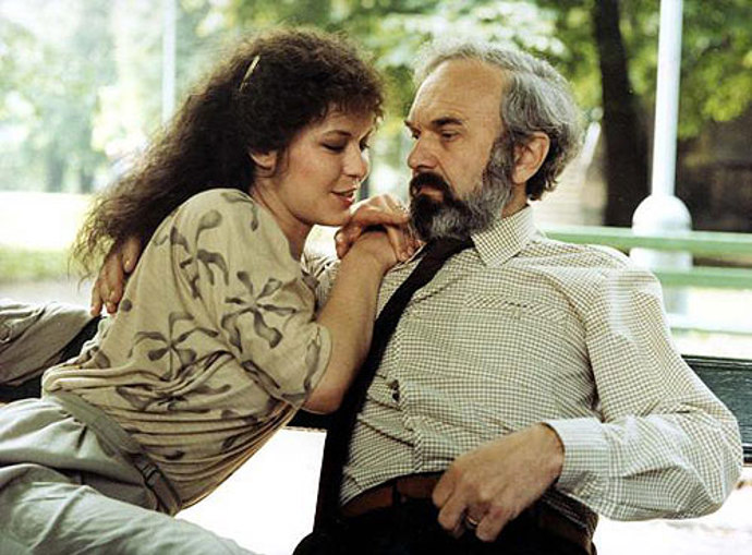 Jako jed vypráví o muži, který zrovna prochází krizí středního věku. Když se seznámí s půvabnou Julií, převrátí se mu život vzhůru nohama. Zamilovaného inženýra měl hrát původně Jiří Menzel, cenzura to však nepovolila.
