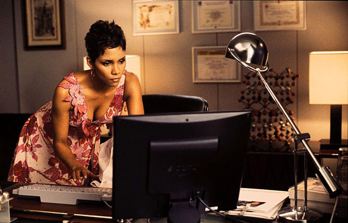 Herečka Halle Berry se zranila během výbuchu vrtulníku. Do očí se jí dostaly zbytky dýmovnice a špína. 
