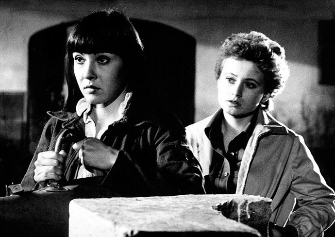 Smrt stopařek je příběhem dvou mladých žen, které si chtěly jen udělat výlet do hor. Padly však do spárů bestiálního vraha. Na snímku jsou herečky Dáda Patrasová a Jana Nagyová.