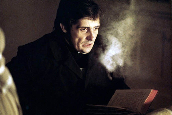 Představitel otce Karrase, Jason Miller, se měl ve skutečnosti stát knězem, ztratil ale víru. Ve scéně, kdy jde navštívit svou matku do zařízení pro duševně nemocné, si zahráli skuteční rezidenti ústavu. Jejich chování tak nebylo nahrané. Kamery ale zůstaly raději skryté, aby je moc nerozrušily.