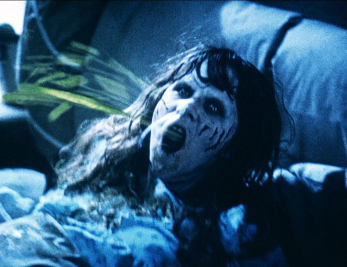 Zvracecí scény si vzala na starost herečka Eileen Dietz, která se mimo jiné převtělila i do onoho blikajícího obličeje démona s mrtvolně bílým obličejem, který se na nás šklebí s ústy plnými hnijících zubů a nateklých dásní.