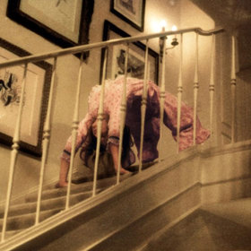 A právě tento obličej se třeba ukáže před pavoučí chůzí po schodech, kterou zvládla jedna šikovná akrobatka. Původní verze byla, že se pak ve střihu objeví Regan s nastaveným jazykem a bude jej vyplazovat jako masařka. V necenzurované verzi však zvrátila hlavu dozadu a z úst jí vytryskla krev. Trefa do černého, o tom žádná.