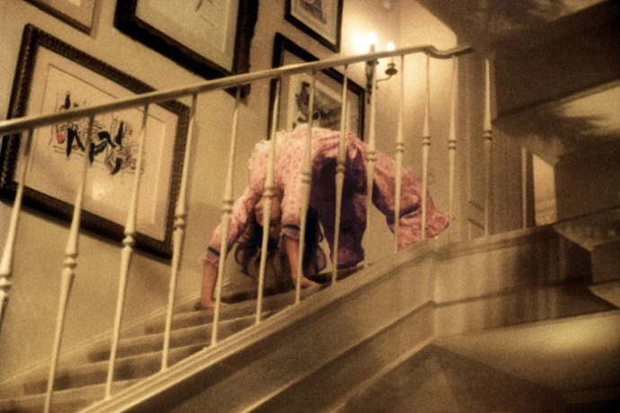 A právě tento obličej se třeba ukáže před pavoučí chůzí po schodech, kterou zvládla jedna šikovná akrobatka. Původní verze byla, že se pak ve střihu objeví Regan s nastaveným jazykem a bude jej vyplazovat jako masařka. V necenzurované verzi však zvrátila hlavu dozadu a z úst jí vytryskla krev. Trefa do černého, o tom žádná.