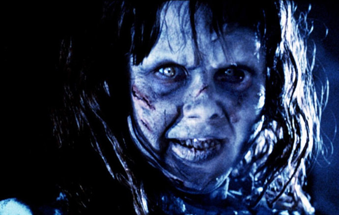 Natáčení provázela i smrt. To se týkalo nejen herců, ale i jejich příbuzných. Syn Mercedes McCambridge, která byla hlasem démona Pazuzu, zavraždil svou manželku a dvě dcery, pak spáchal sebevraždu.