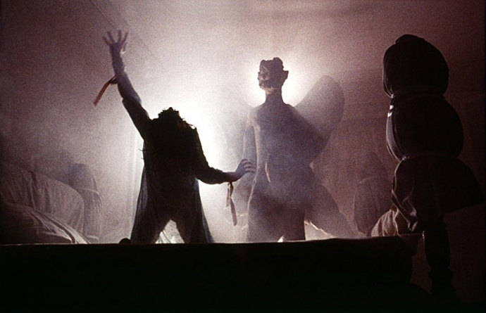 Film vznikl na motivy skutečných událostí, které ve svém krátkém románu zpracoval William Peter Blatty. Tense na snímku podílel také jako producent a scénárista. Exorcismus měl proběhnout v roce 1949 v Marylandu u třináctiletého chlapce.
