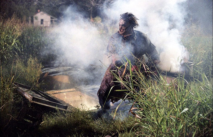 Největší šílenec ze všech je Leatherface. Tvůrci se u jeho postavy inspirovali skutečným vrahem Edem Geinem.
