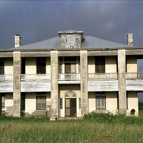 Zde ale již ne. Pro remake klasiky majitelé propůjčili svou farmu jen kvůli finančním potížím. Fanoušci rodiny Hewittovým jim lezou pořádně na nervy.