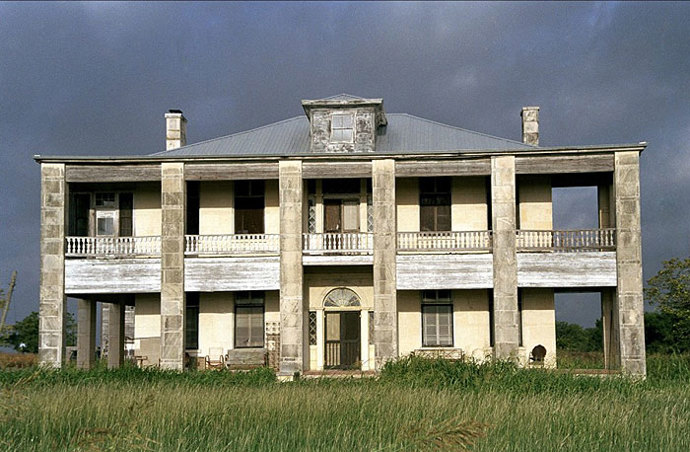 Zde ale již ne. Pro remake klasiky majitelé propůjčili svou farmu jen kvůli finančním potížím. Fanoušci rodiny Hewittovým jim lezou pořádně na nervy.