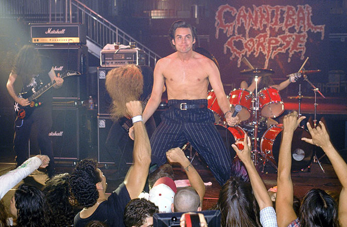 Ace Ventura: Zvířecí detektiv. Pokud zmizí váš zvířecí miláček, Ace Ventura (Jim Carrey) ho najde! Jen si občas zaskočí na koncert death metalové kapely Cannibal Corpse, která patří mezi jeho nejoblíbenější.