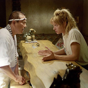 Uma Thurman obvinila Quentina Tarantina z toho, že i přes její nevoli chtěl, aby natočila nebezpečný kousek v autě. Výsledkem bylo trvalé poškození hereččiny krční páteře, otřes mozku a poraněná kolena. Režisér se omluvil až v důsledku kampaně MeToo.