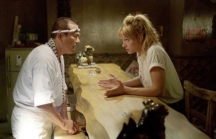 Uma Thurman obvinila Quentina Tarantina z toho, že i přes její nevoli chtěl, aby natočila nebezpečný kousek v autě. Výsledkem bylo trvalé poškození hereččiny krční páteře, otřes mozku a poraněná kolena. Režisér se omluvil až v důsledku kampaně MeToo.