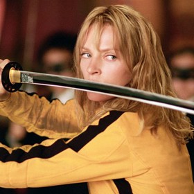 Ve filmu Kill Bill se Uma Thurman jako Nevěsta, bývalá členka vražedného komanda, touží pomstít svému bývalému šéfovi, který z její svatby udělal krvavá jatka.