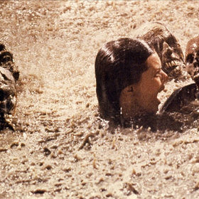 Hlavním úkolem bylo zřejmě šetření. Kostry z plastu? Kdepak! Ty skutečné jsou levnější.
