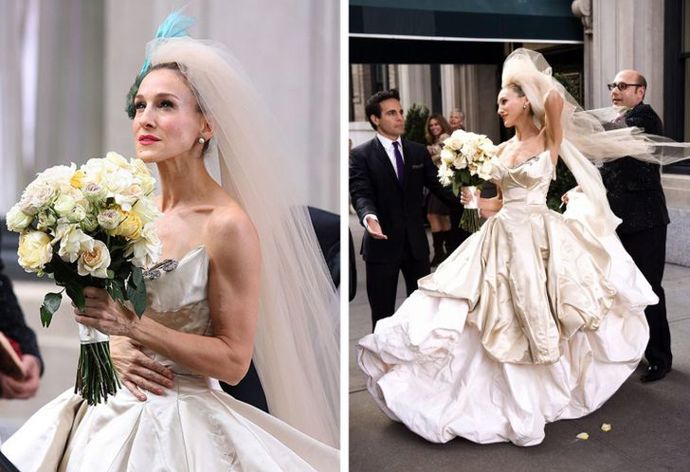 Při přípravě na svůj velký den si Carrie (Sarah Jessica Parker, 2008) vyzkouší šaty od různých návrhářů a nakonec se rozhodne pro ty, jež vytvořila Vivienne Westwood. 