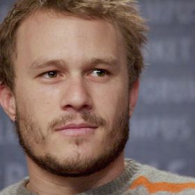 Když nepracoval, trávil volný čas v soukromí. Nebo na častých drogových dycháncích. 
