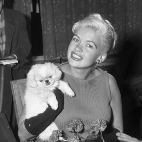...její maminka Jayne Mansfield, slavná herečka a playmate, zemřela během autonehody. Mariska a její sourozenci se tak museli dívat na to, jak umírá.
