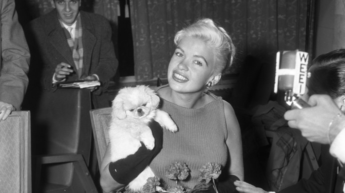 ...její maminka Jayne Mansfield, slavná herečka a playmate, zemřela během autonehody. Mariska a její sourozenci se tak museli dívat na to, jak umírá.
