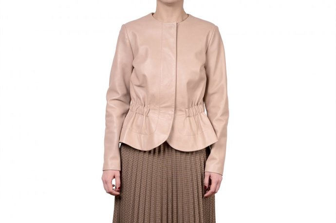 Romantický střižená bundička z jehnětiny, 9880 Kč. 