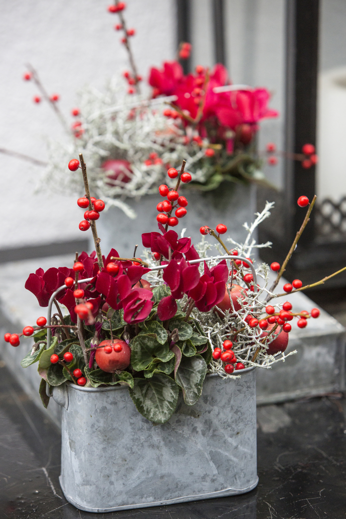Stačí přidat jen několik větviček s podzimními bobulemi a rázem máte překrásnou dekoraci. 
