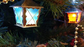 Vánoční lucerničky: Příběh dvou bratrů, kteří vrátili na vánoční stromečky tradici