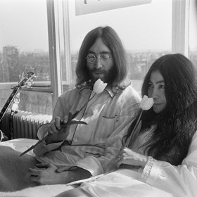 První kytaru mu věnovala jeho matka.
