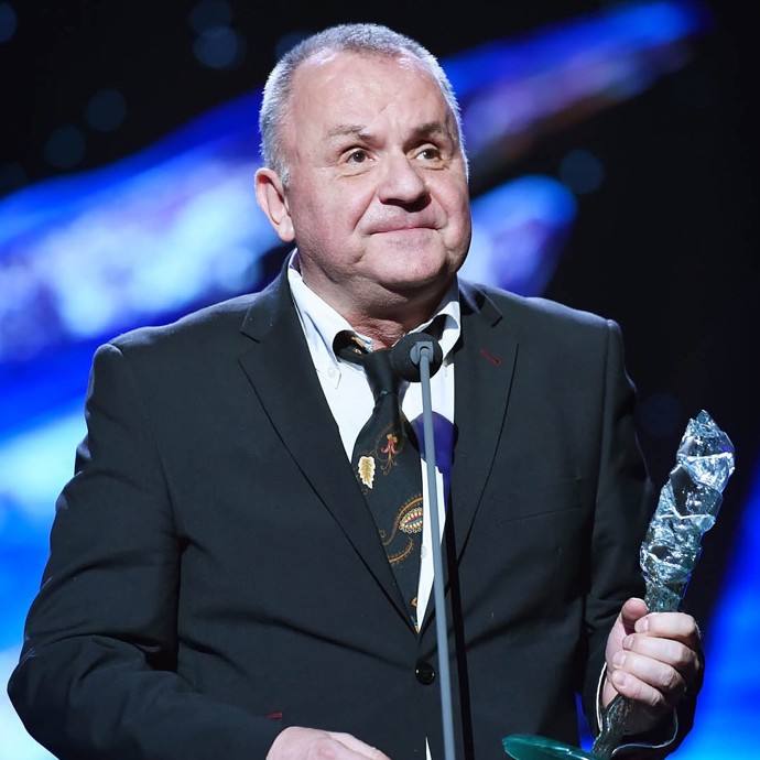 Jožo Ráž je frontman a baskytarista slovenské kapely Elán. Původně ale vystudoval v Bratislavě psychologii.
