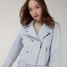 Světle modrý kožený křivák s opaskem, 7990 Kč.