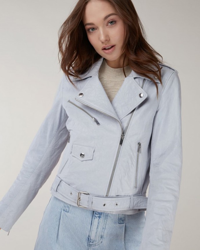 Světle modrý kožený křivák s opaskem, 7990 Kč.