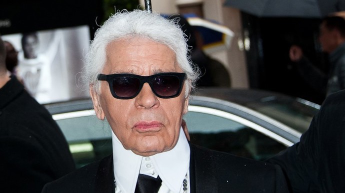 V roce 2001 se na něj chystali ochránci zvířat za to, že využívá kožešiny. Jenomže to za něj schytal chudák Calvin Klein. Aktivisté si jej s Karlem spletli a hodili mu do tváře tofu koláč.
