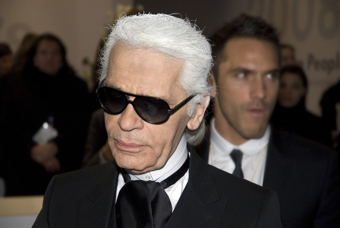 Karl Lagerfeld byl ikonou ve světě módy. Kromě návrhářství se věnoval vydavatelské činnosti, fotografování a kreslení poštovních známek. Věděli jste, že aby se vešel do luxusních obleků značky Dior, zhubl čtyřicet kilo?
