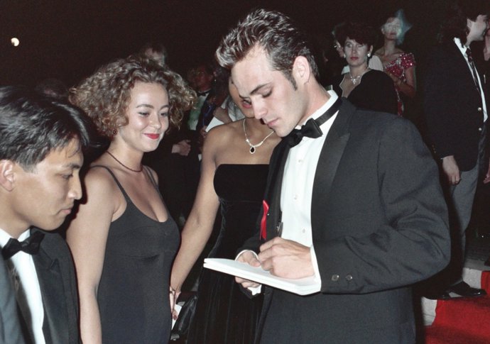 Z Luka Perryho udělal seriál Beverly Hills 90210 hvězdu první velikosti. A to nejen ve Státech, kde se natáčel a odehrával. Fanynky lačnily po jeho podpisu natolik, že když se jich v roce 1991 sešlo na autogramiádě na 10 tisíc, bylo v nastalé tlačenici zraněno 20 lidí a herec musel po minutě a půl akci ukončit.