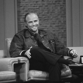 Marlon Brando byl americký herec a režisér. Nejvíce se proslavil rolí Dona Corleona z filmu Kmotr. Sám však slávu příliš v lásce neměl. Byla mu spíše na obtíž.
