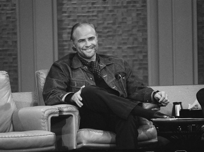Marlon Brando byl americký herec a režisér. Nejvíce se proslavil rolí Dona Corleona z filmu Kmotr. Sám však slávu příliš v lásce neměl. Byla mu spíše na obtíž.
