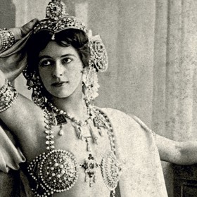 Po smrti svého syna se na krátký čas vrátila do Nizozemí. Pak zamířila do Francie.