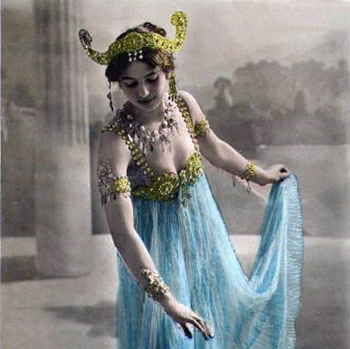 Záhy si ji najali Němci jako svého špeha. Když jí ale Francouzi dali lukrativnější nabídku, přešla k nim.
