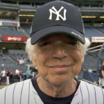 Ralph Lauren je přední americký návrhář. Jeho značka Polo se stala symbolem ležérnosti a volného stylu. I když neměl odpovídající vzdělání v oboru, dokázal se dostat až na samotný vrchol.