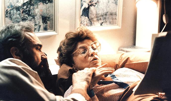 Libuše Švormová zavzpomínala, že většinu replik vymyslel přímo na place Svěrák. Jako tu o loudění sexu. "Nech toho, mám zítra stání...Když já mám stání teď."
