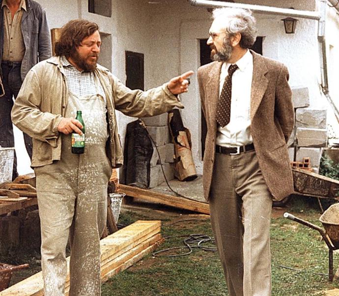 Jako jed vychází z knížní předlohy, kterou napsal Karel Zídek dle vyprávění svého dědečka. Ve skutečnosti šlo o cukr, který byl v dávných dobách dostupný jen v lekárnách. A jelikož neznali jeho účinky, bylo na lahvičce napsáno "jako jed".
