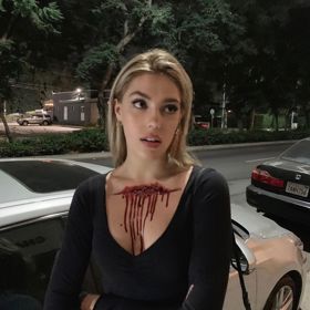 Sistine Stallone je dcerou slavného představitele Rockyho, Sylvestera Stalloneho a modelky Jennifer Flavin.
