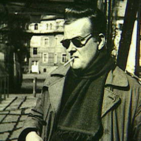 Tento strach zřejmě způsobil osud jeho maminky. Během druhé světové války utrpěla šok z bombardování. Nikdy se z něj nevzpamatovala a zbytek života strávila po sanatoriích.