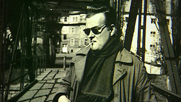 Tento strach zřejmě způsobil osud jeho maminky. Během druhé světové války utrpěla šok z bombardování. Nikdy se z něj nevzpamatovala a zbytek života strávila po sanatoriích.
