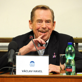 Za jeho nejkontroverznější krok v úřadě je považována rozsáhlá amnestie, kdy se dostali na svobodu i vrazi nebo pedofilové.