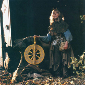 Zlatý kolovrat. Touha po bohatství a vražda nevinné dívky, která skončí trestem v duchu oko za oko, zub za zub.
